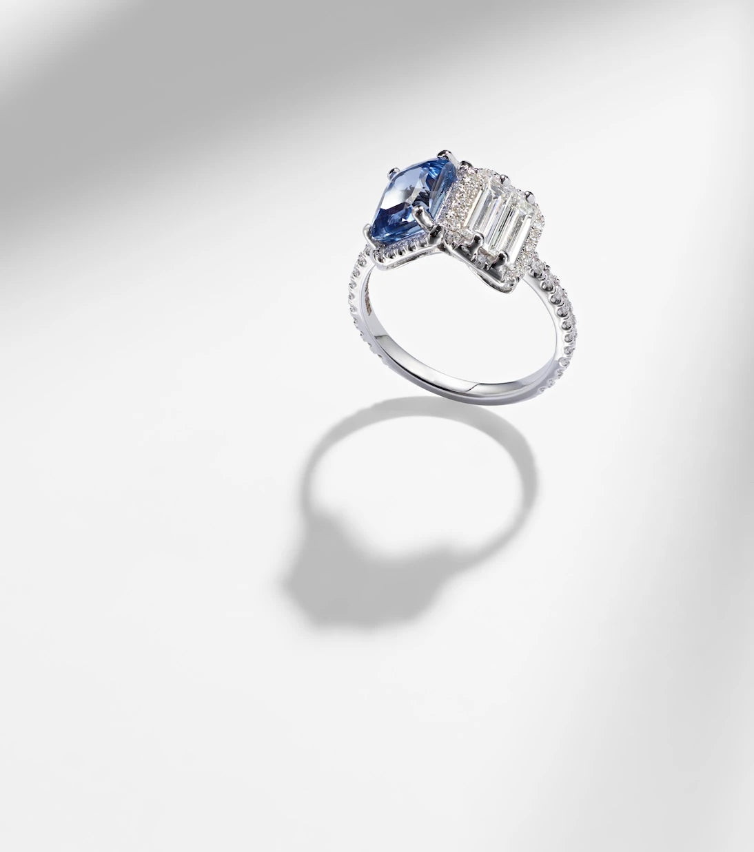 Suzanne Kalan - 18kt white gold ring with diamonds and sapphire