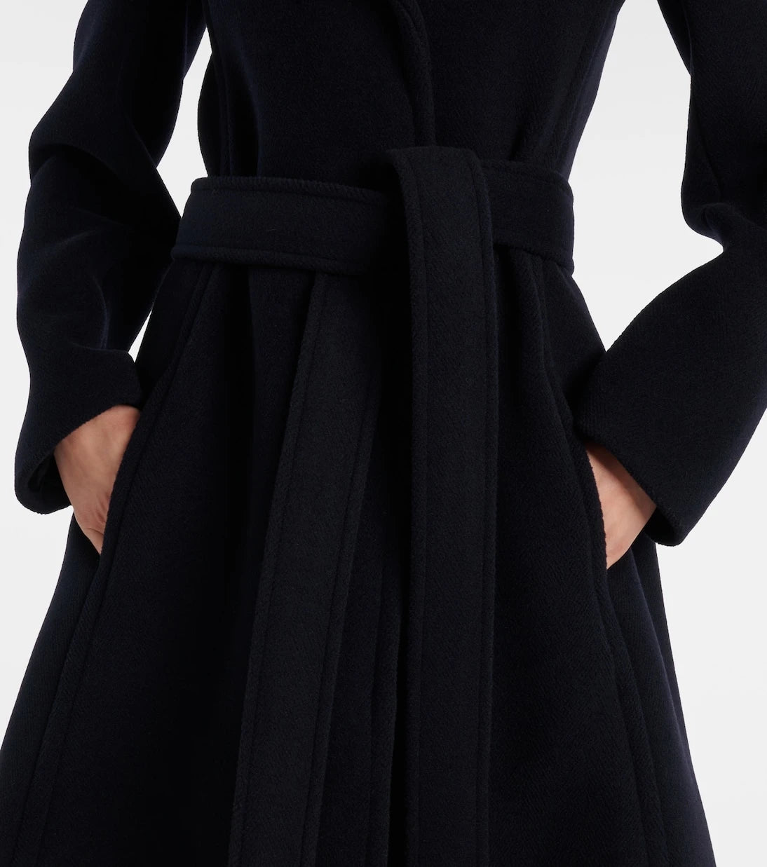 Alaïa - معطف صوف بقصّةٍ مصمَّمة