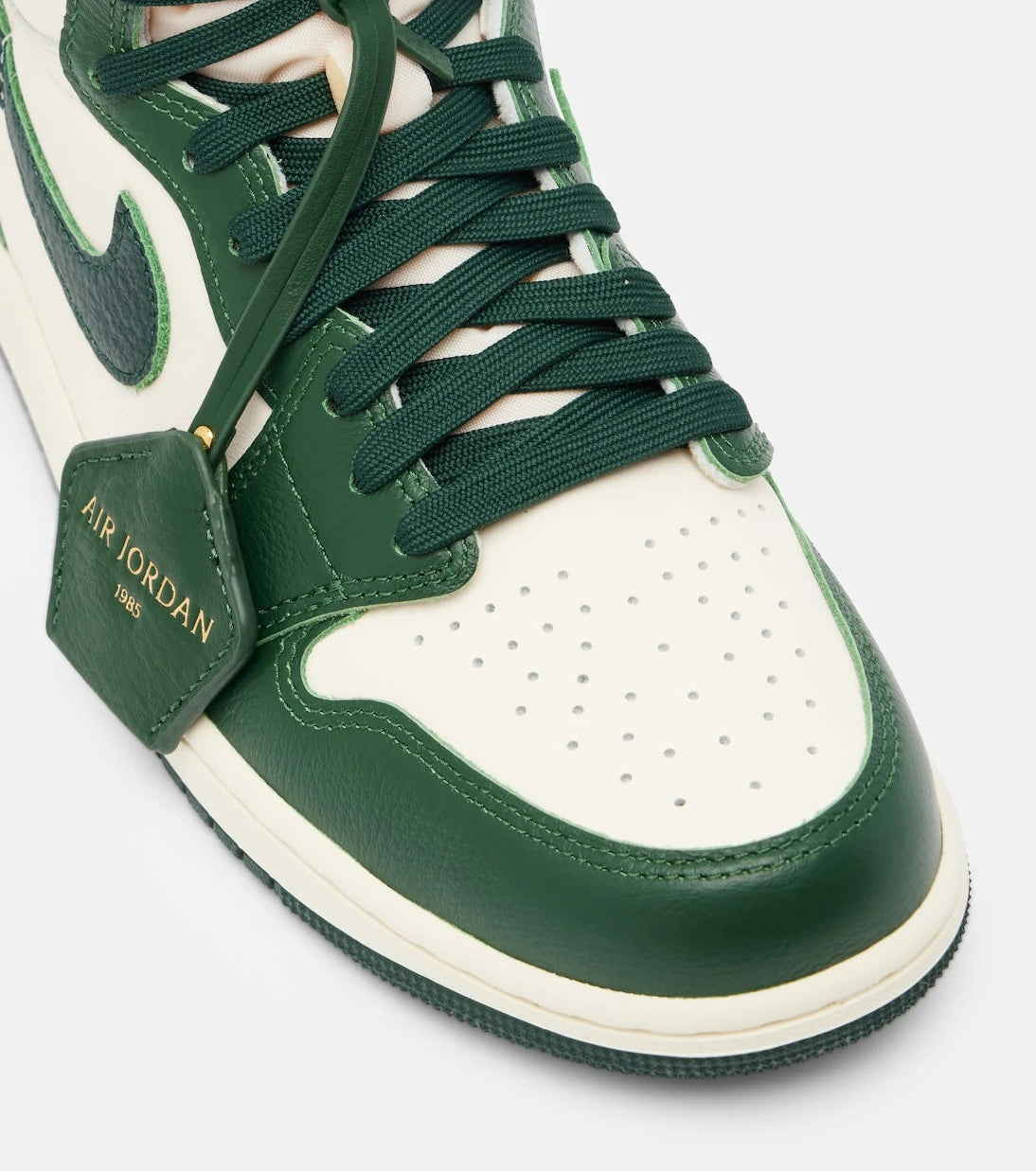 Nike - حذاء إير جوردان 1 ريترو رياضي برقبة عالية