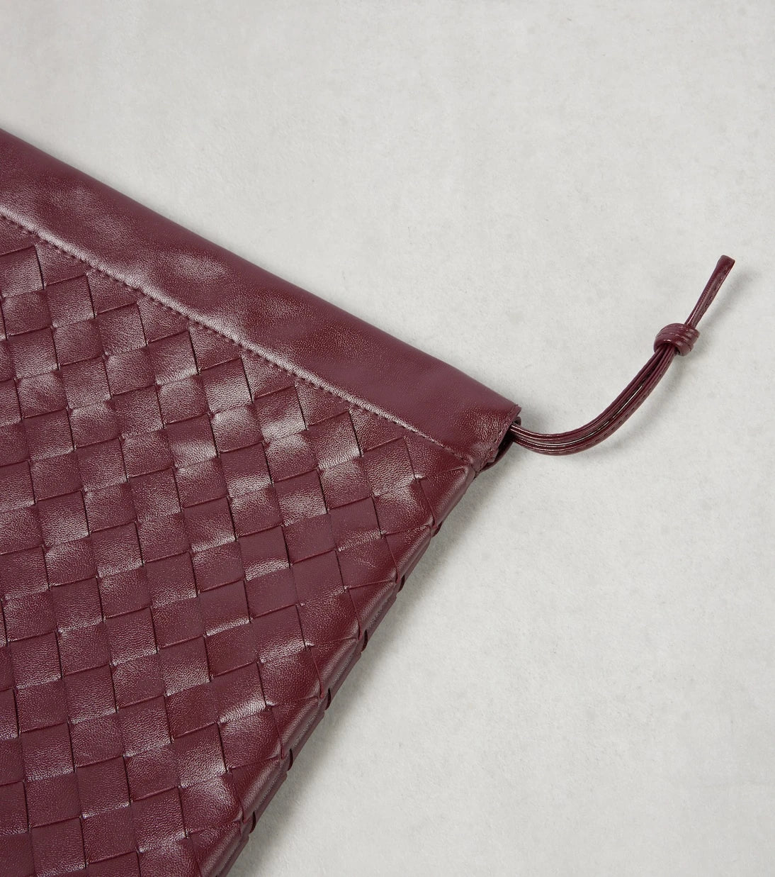 Bottega Veneta - حقيبة كلاتش جلدية متوسطة "داست باج"