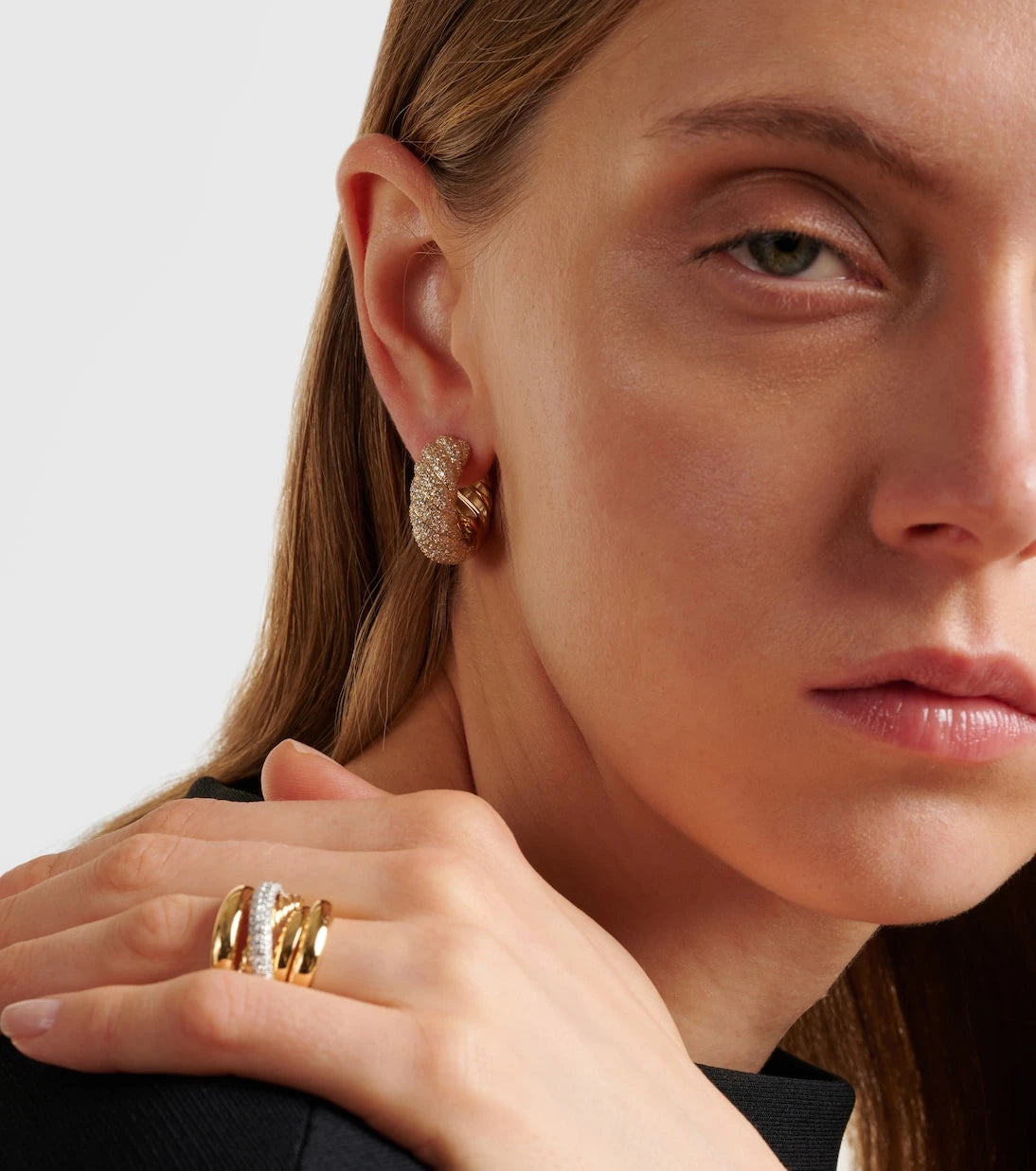 David Yurman - أقراط حلقية Sculpted Cable من الذهب عيار 18 قيراطاً ومرصعة بالألماس