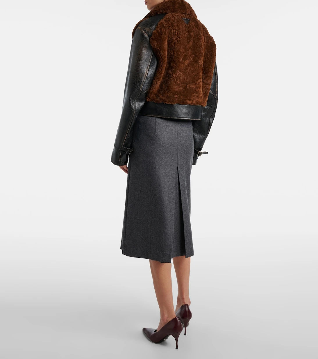 Prada - جاكيت جلدي بحواف من فرو الشيرلينج وحزام