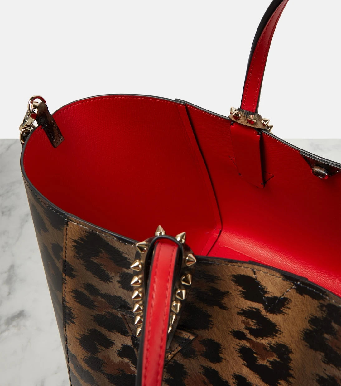 Christian Louboutin - حقيبة يد كاباشيك صغيرة بطبعة جلد الفهد