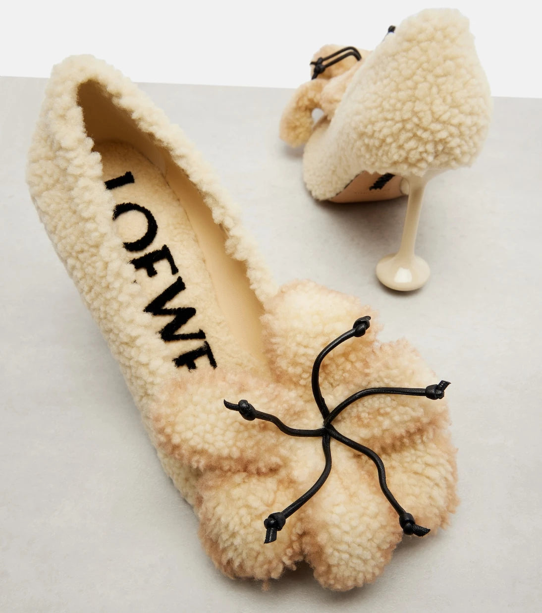 Loewe - حذاء Toy بكعب عالٍ من جلد الشيرلينغ ومزين بالورود