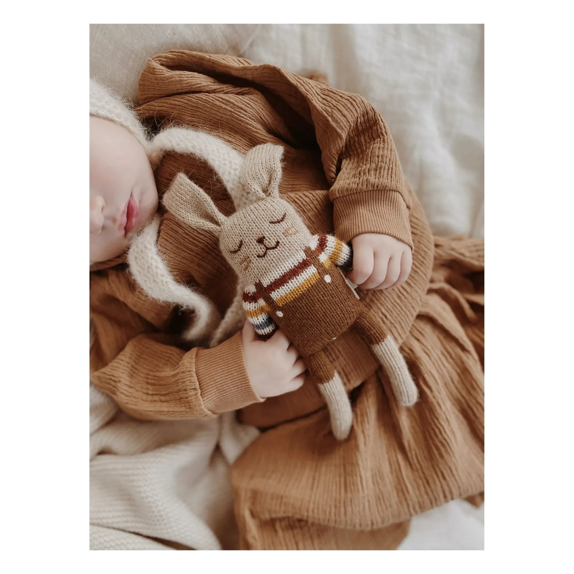 Main Sauvage - Doudou Lapin Salopette