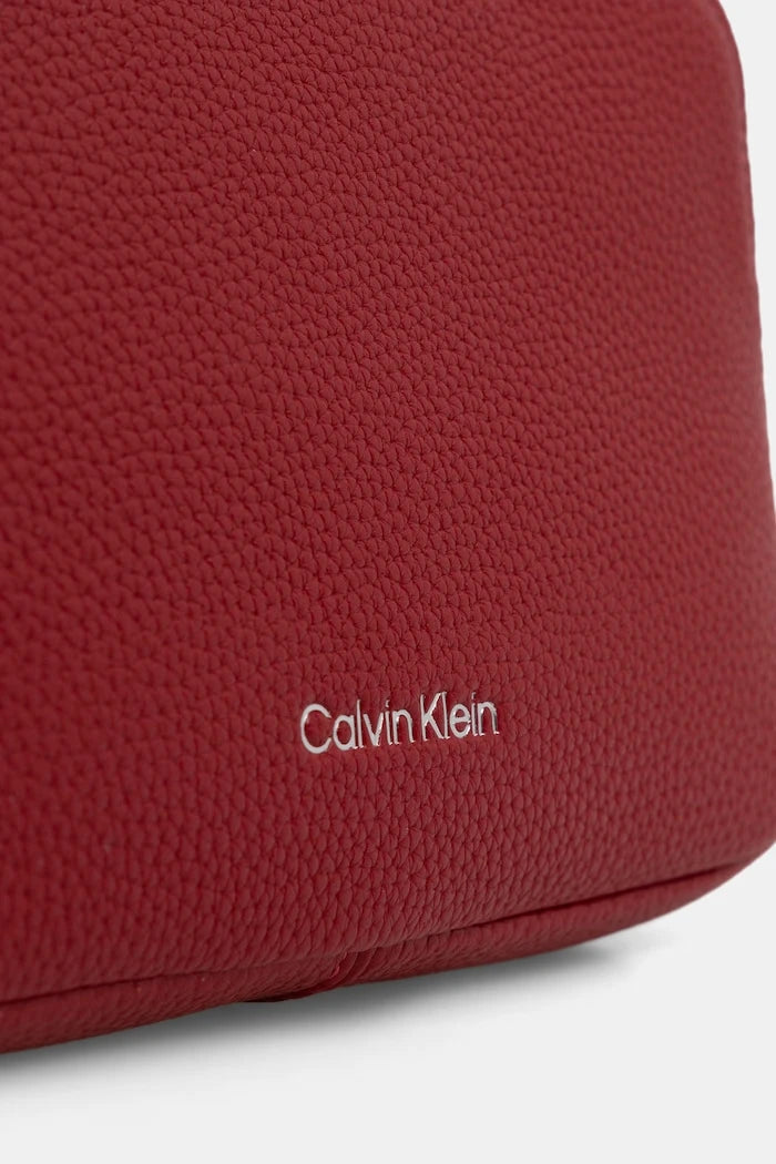 Calvin Klein kadın suni deri çapraz çanta