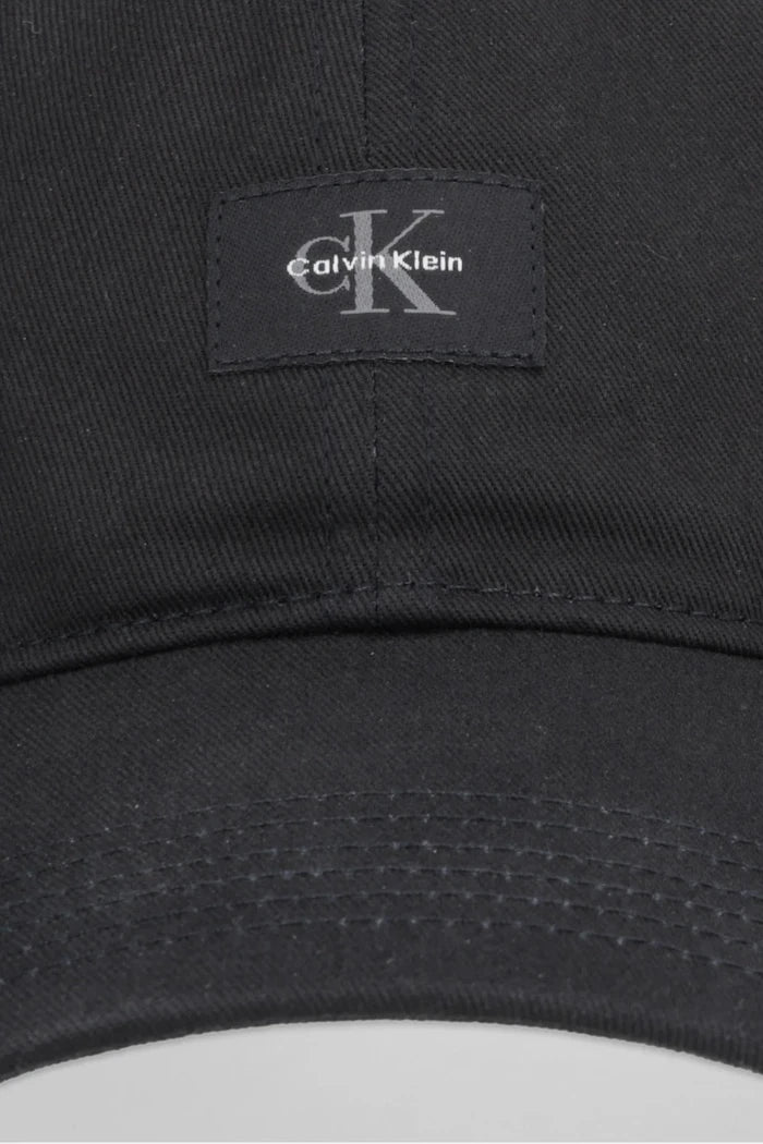 Памучна шапка с козирка Calvin Klein