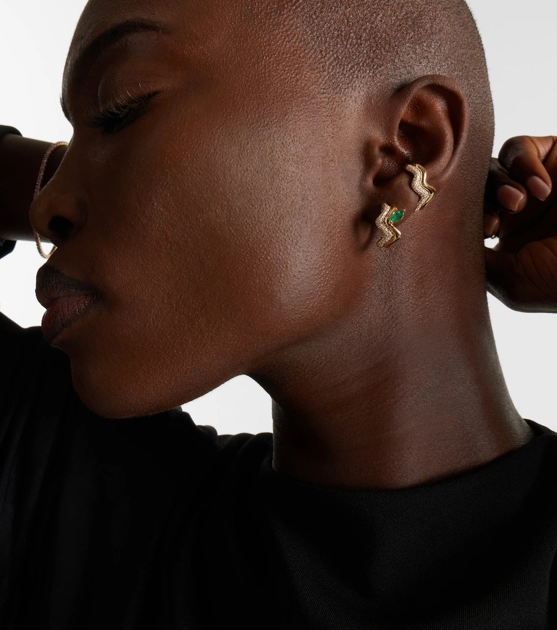 Shay Jewelry - سوار أذن من الذهب عيار 18 قيراطًا مرصّع بالألماس