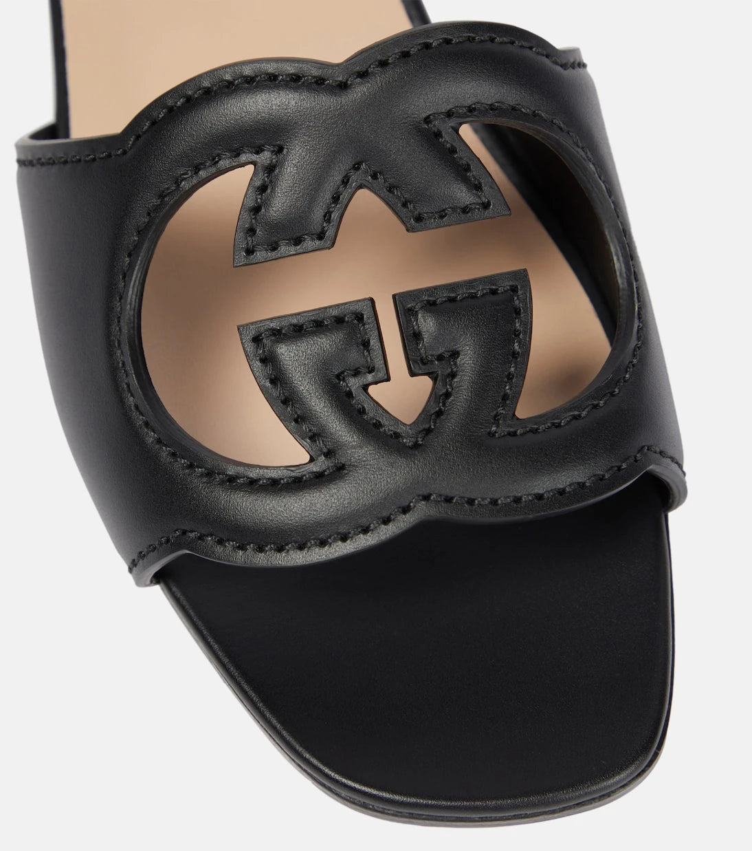 Gucci - صندل إنترلوك G جلدي بفتحات