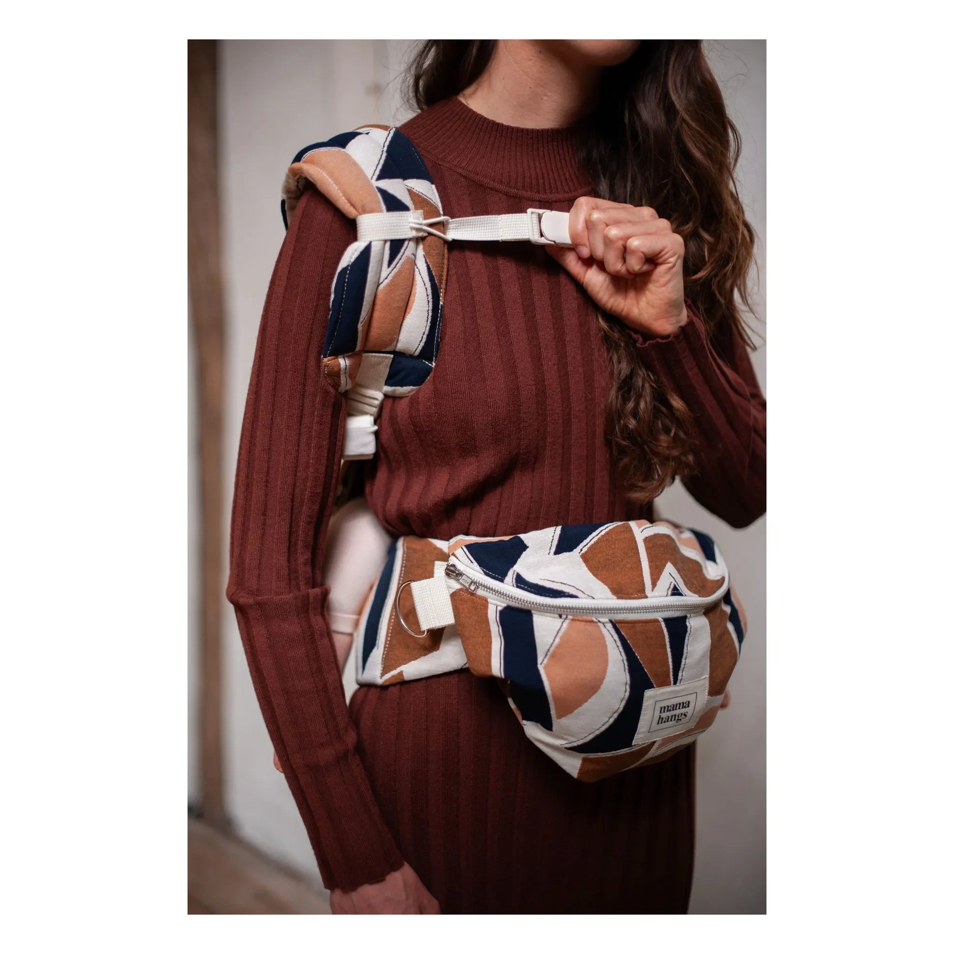 Mama Hangs - Carry &amp; Bloom baby carrier | Earth