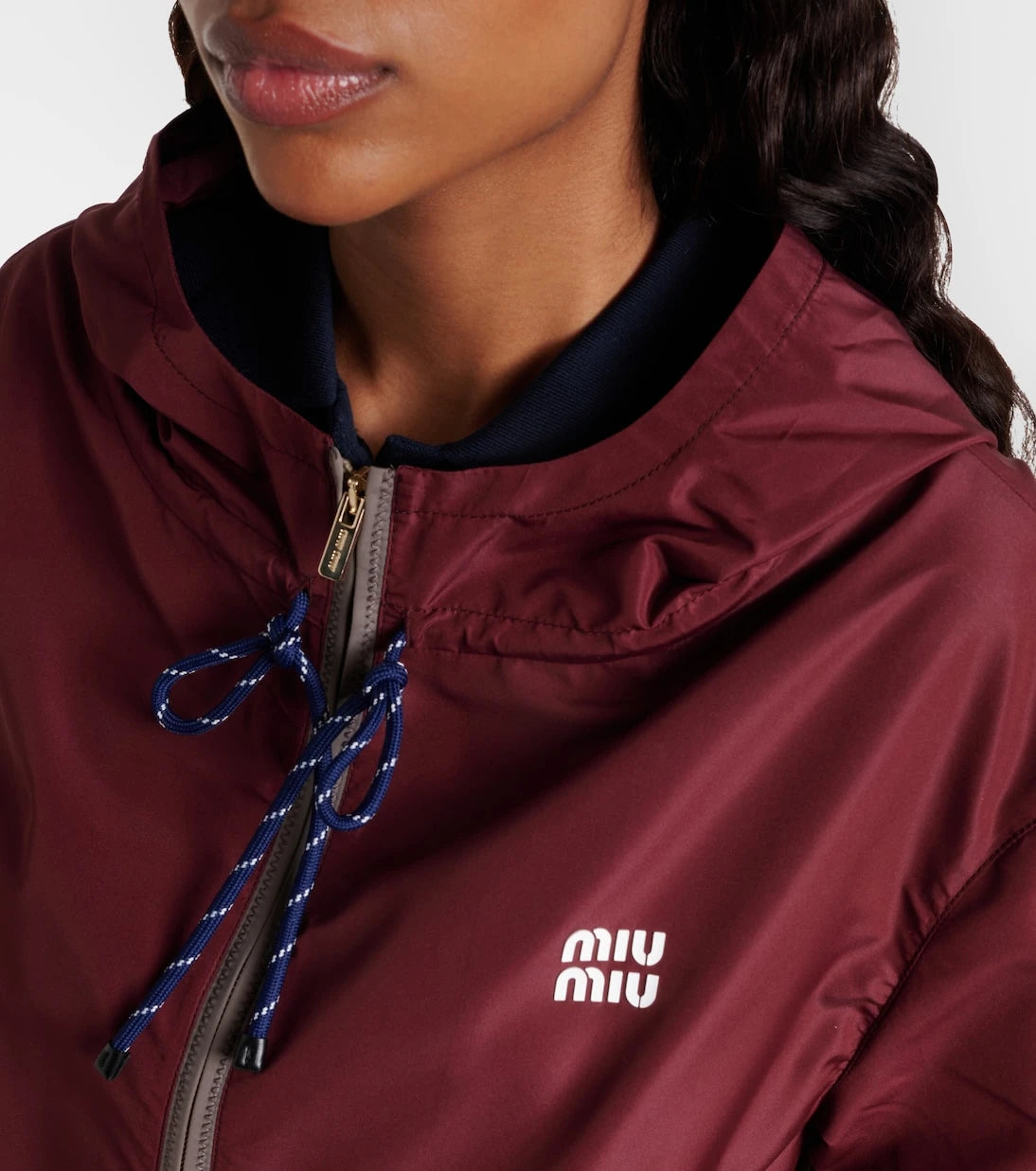 Miu Miu - جاكيت تقني بشعار