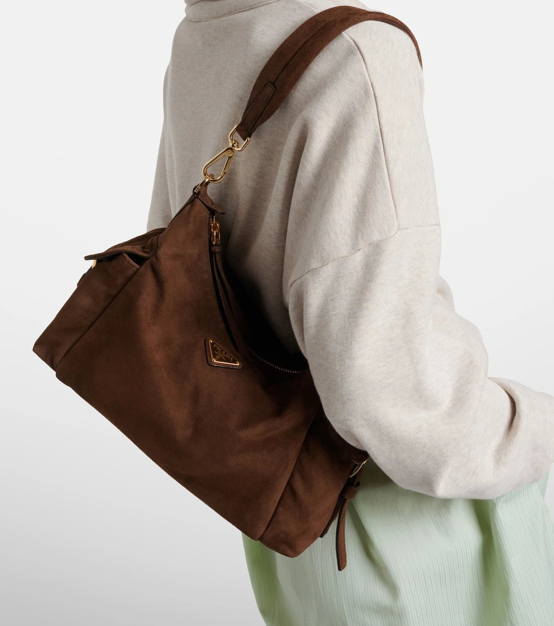 Prada - حقيبة كتف كبيرة من الشامواه طراز Prada Explore