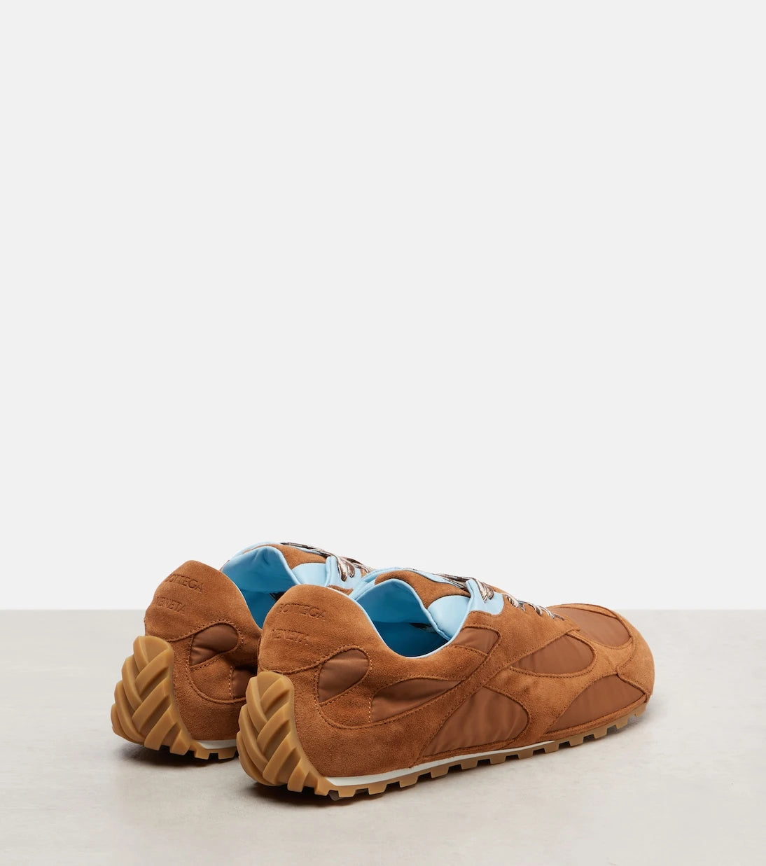 Bottega Veneta - حذاء رياضي Orbit Flash مزين بالجلد السويدي