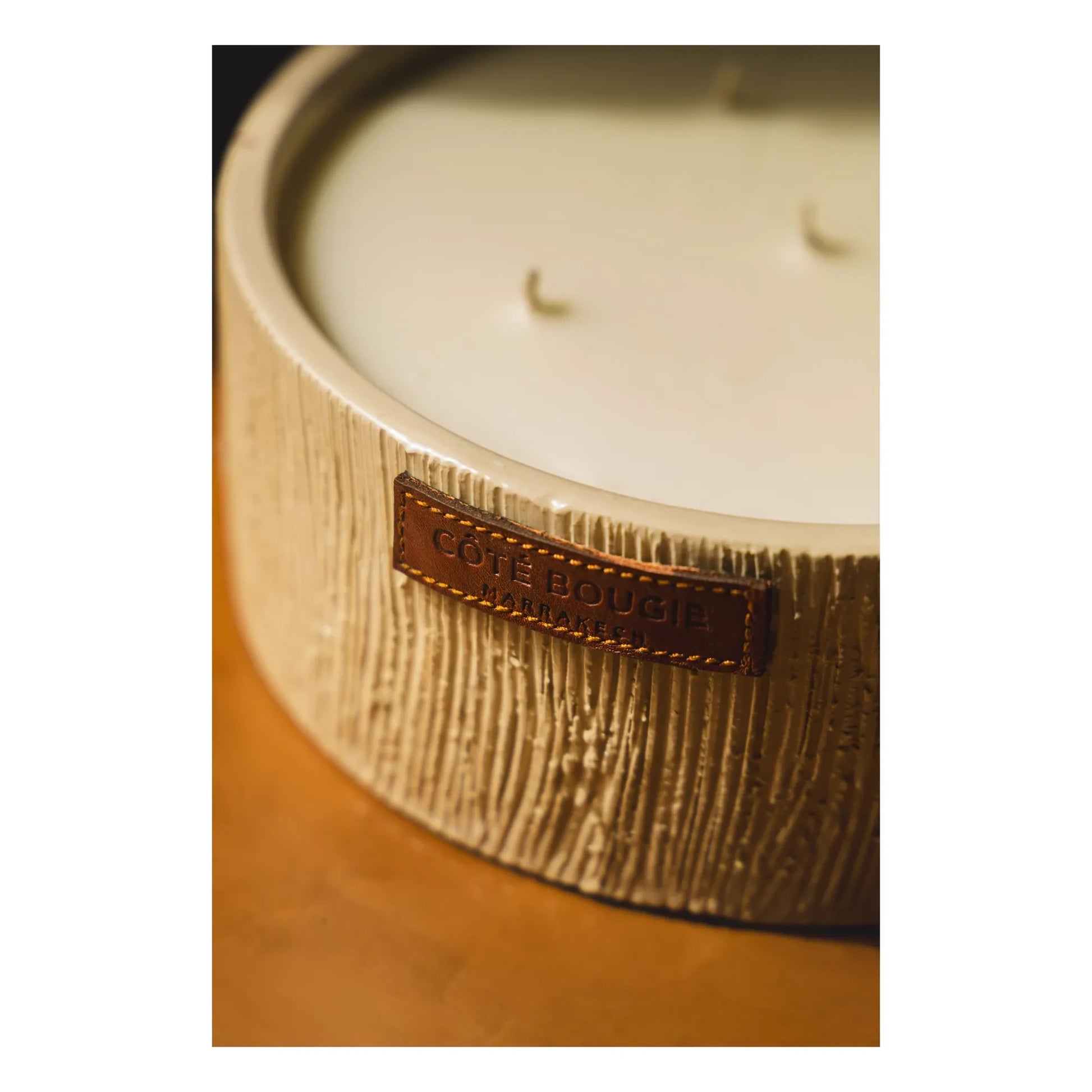Côté Bougie - Striated Flat Candle - Dates