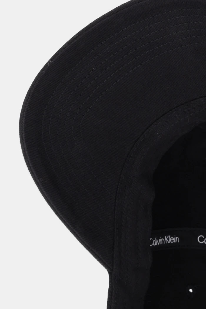 Памучна шапка с козирка Calvin Klein