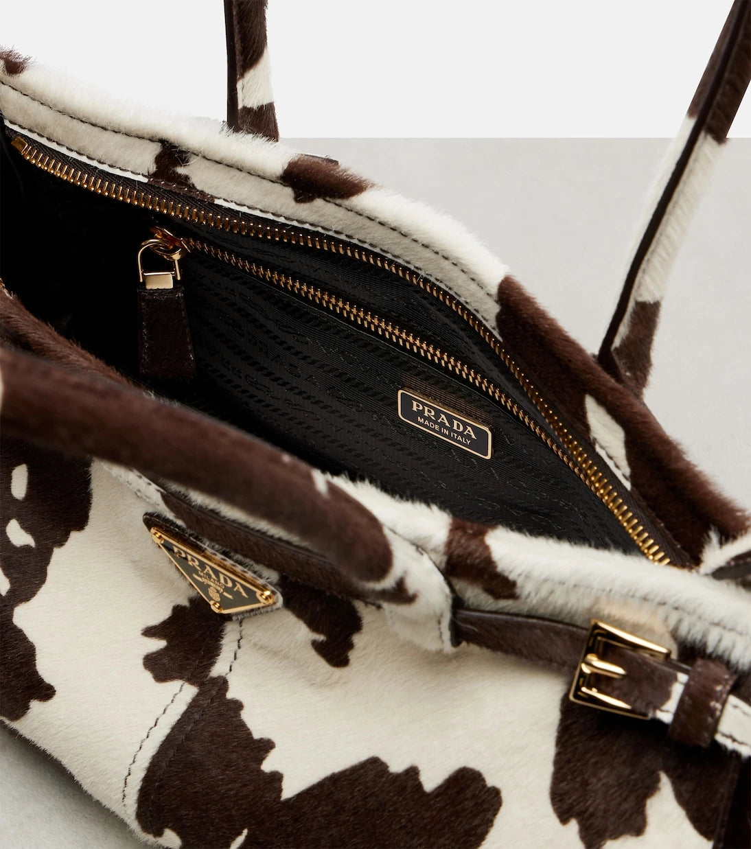 Prada - حقيبة كتف بوني متوسطة من جلد عجل "بوني" من برادا