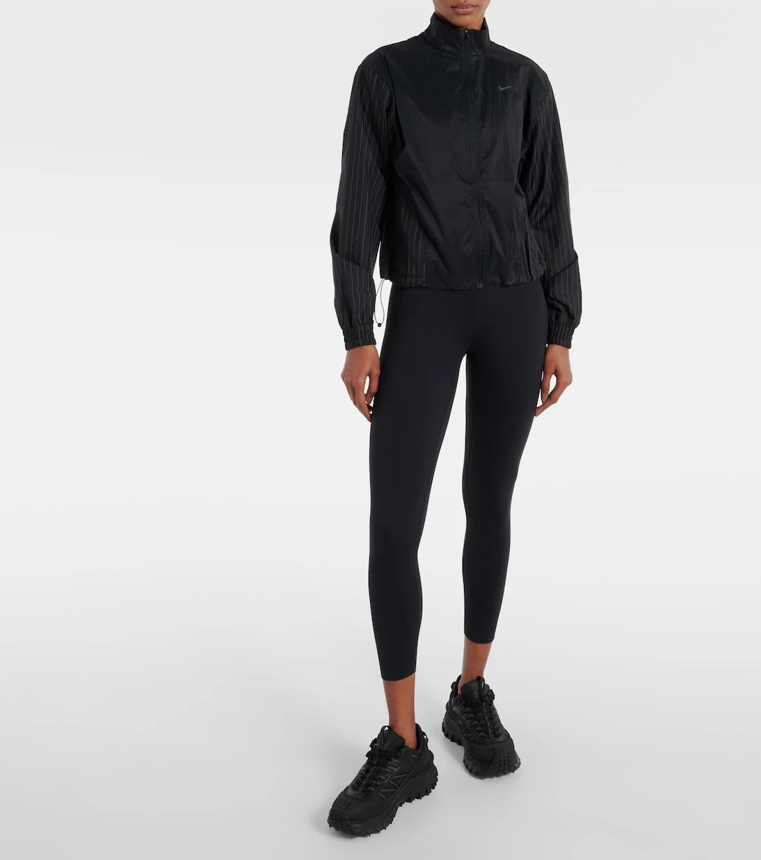 Nike - جاكيت رياضي بخطوط رفيعة وألواح متعددة