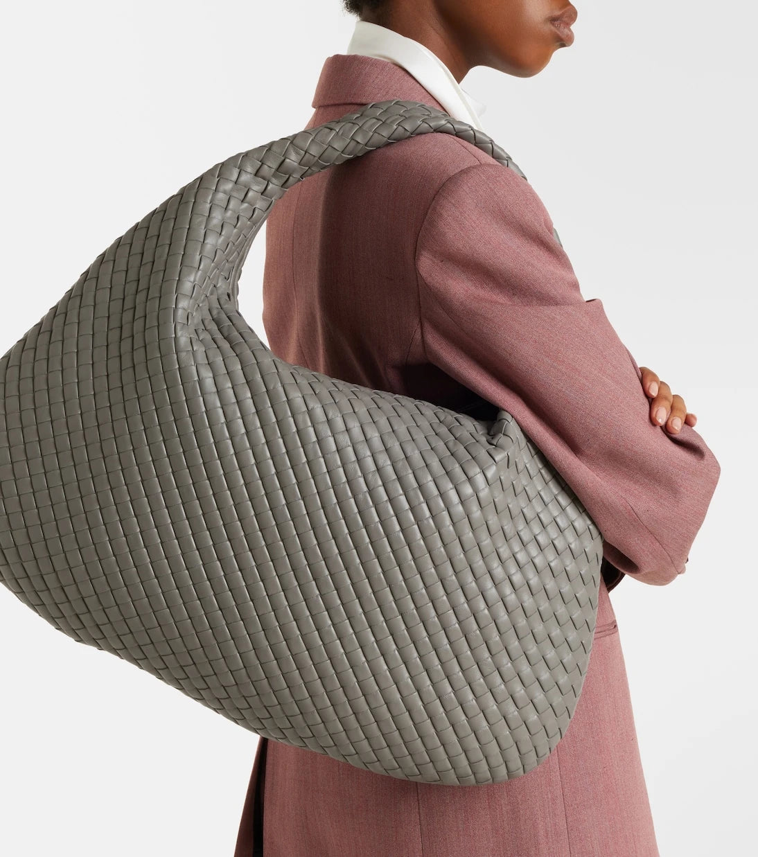 Bottega Veneta - حقيبة كتف ماكسي فينيتا من الجلد