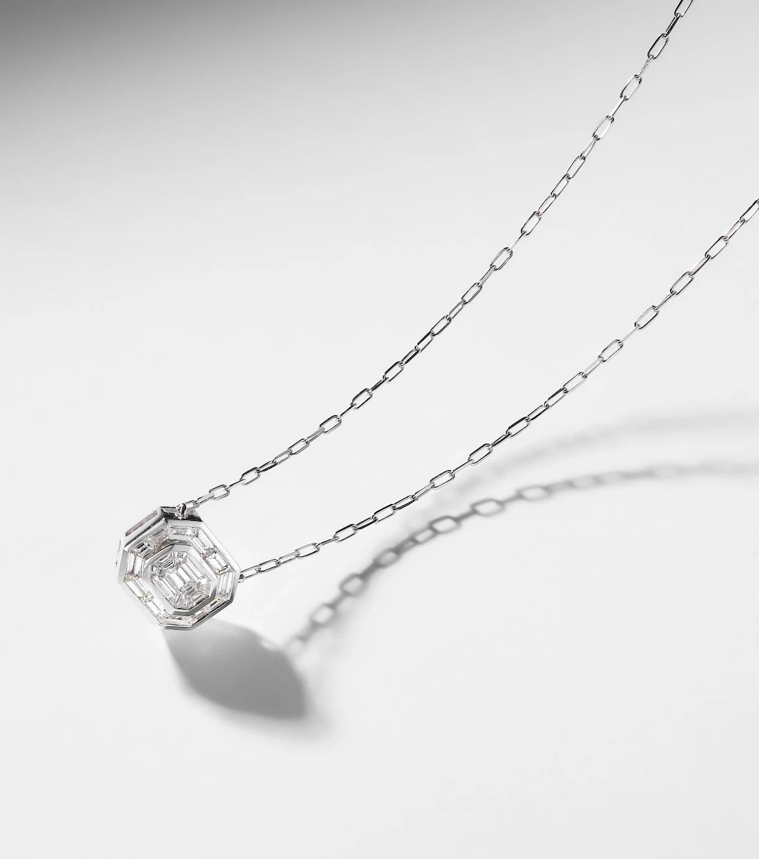 Shay Jewelry - قلادة Bezel Illusion من الذهب الأبيض عيار 18 قيراطًا مع الألماس