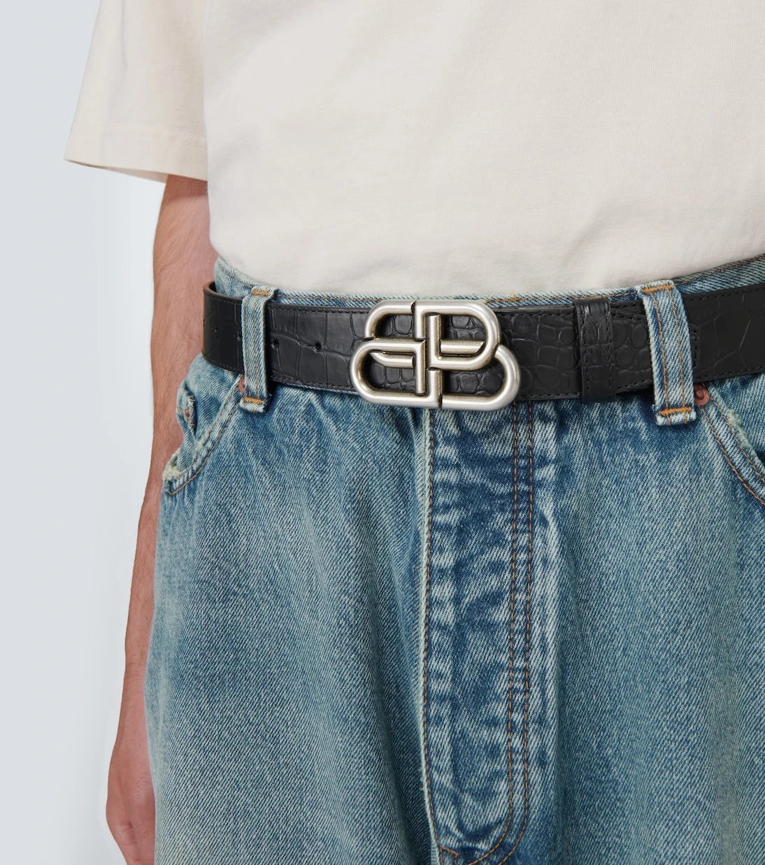 Balenciaga - حزام BB كبير من الجلد بنقشة التمساح