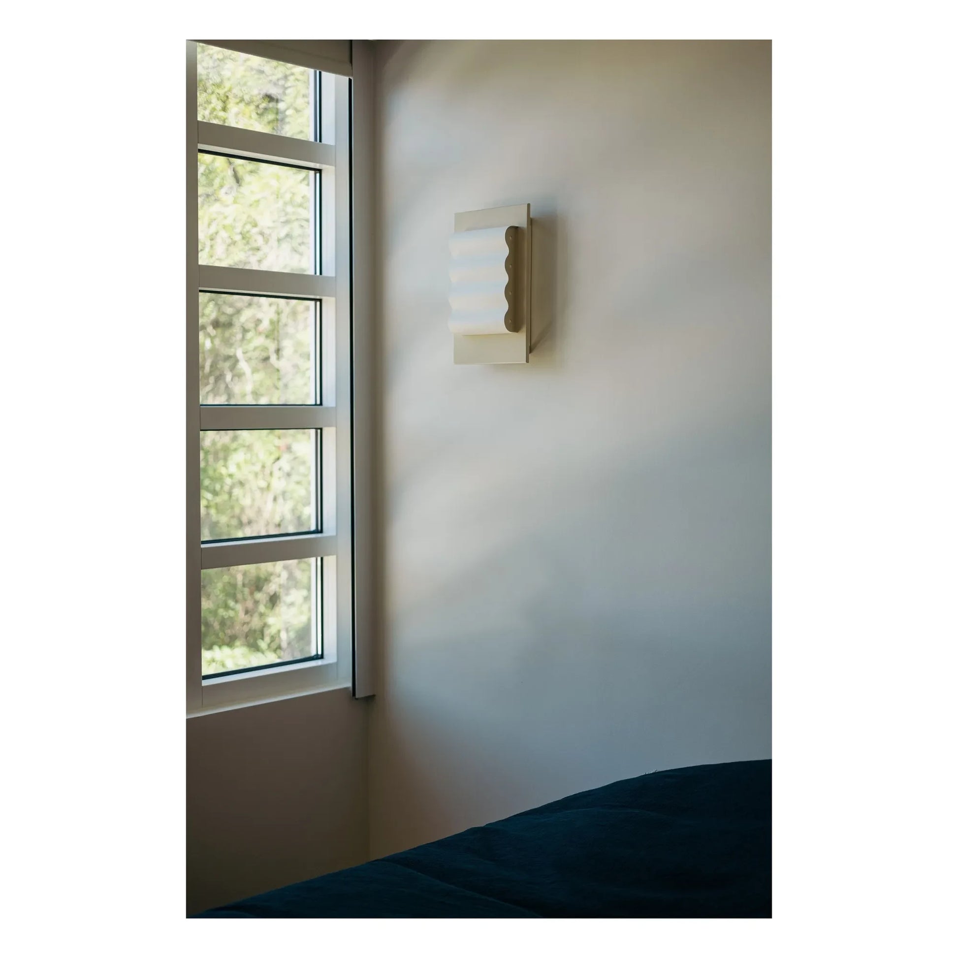 Violaine d'Harcourt - Frame wave wall lamp | Off-White