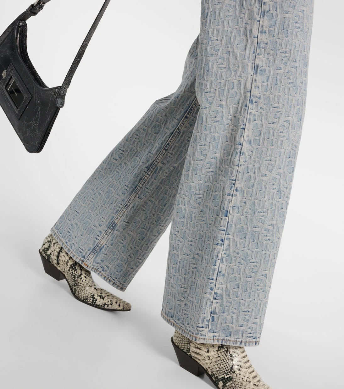 Acne Studios - جينز واسع الساق بخصر مرتفع منقوش بشعار العلامة