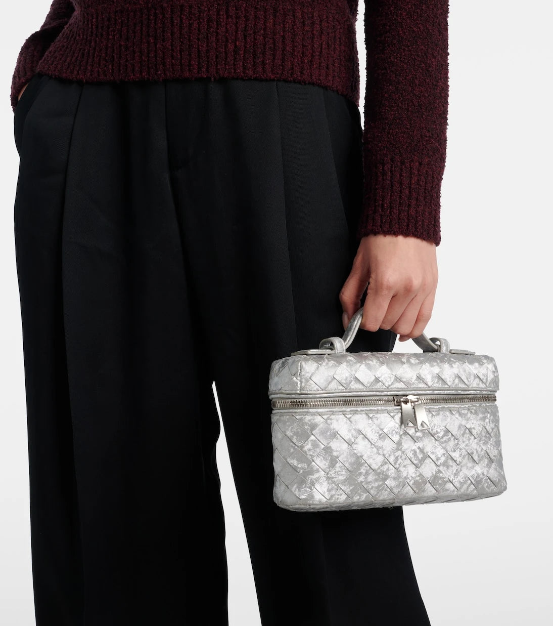 Bottega Veneta - حقيبة فانيتي بانغ بانغ من الجلد الميتالك