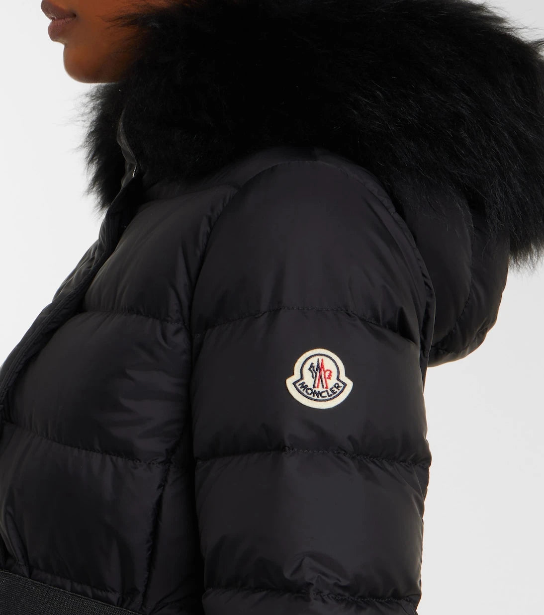 Moncler - سترة مبطنة بالزغب بقبعة وحواف من جلد الغنم