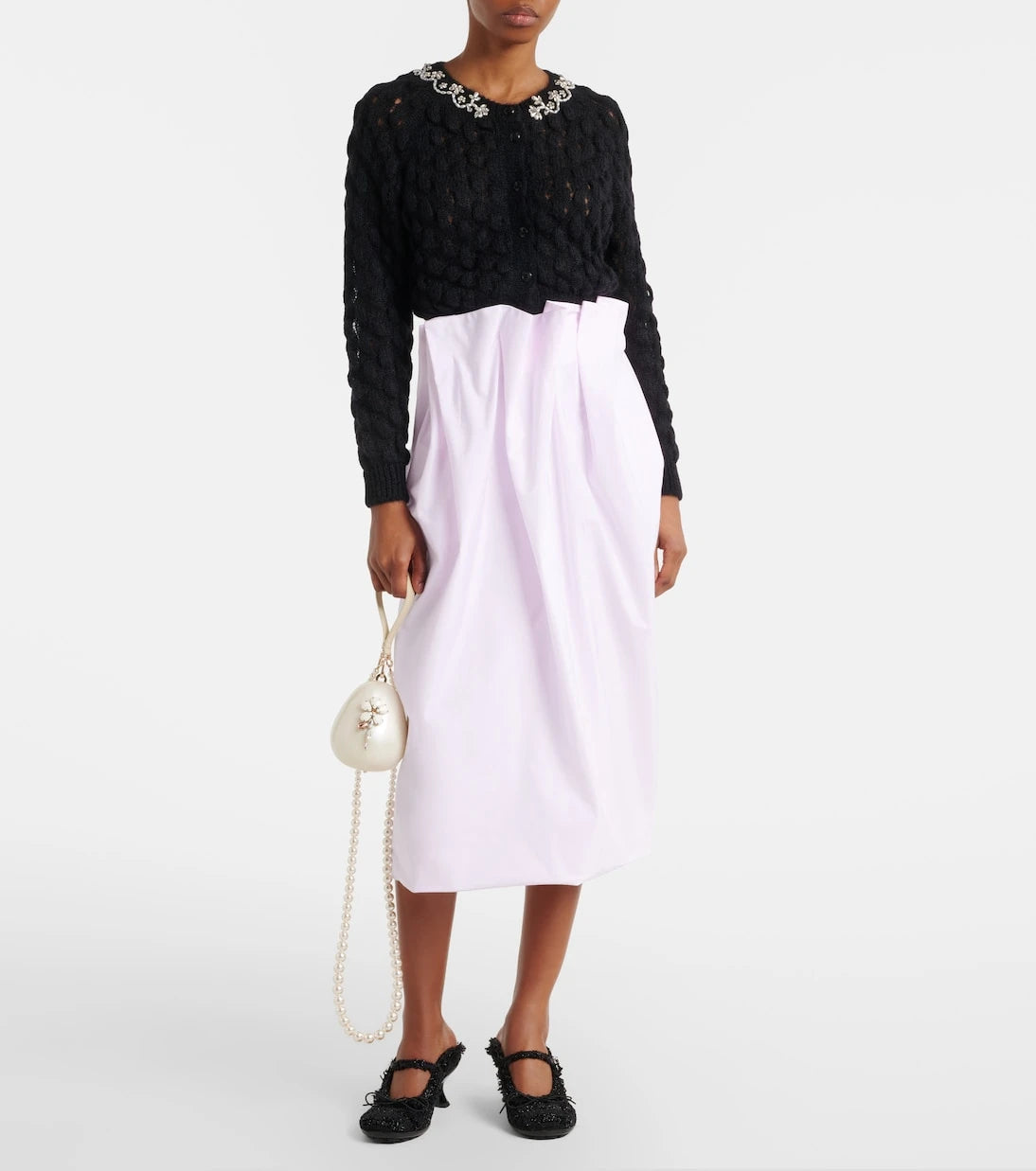 Simone Rocha - حقيبة كلاتش مرصّعة بزخارف بيضة الأرنب اللؤلؤية