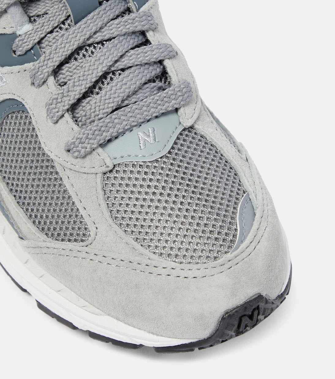 New Balance - حذاء رياضي 2002R من الشمواه