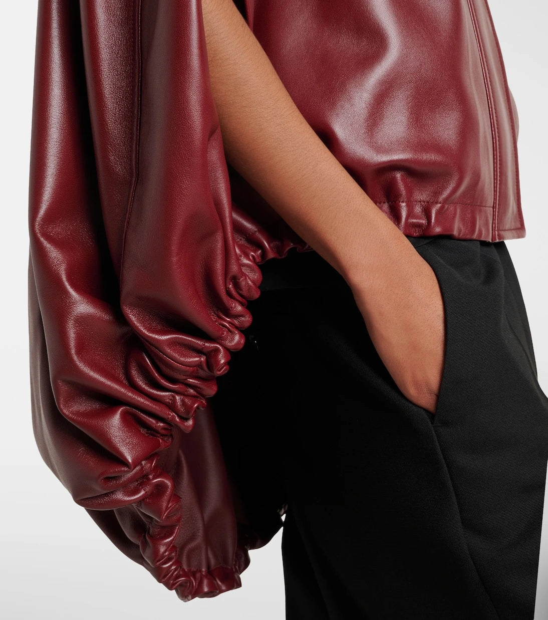 Balenciaga - كاب جلدي غير متماثل بكسرات