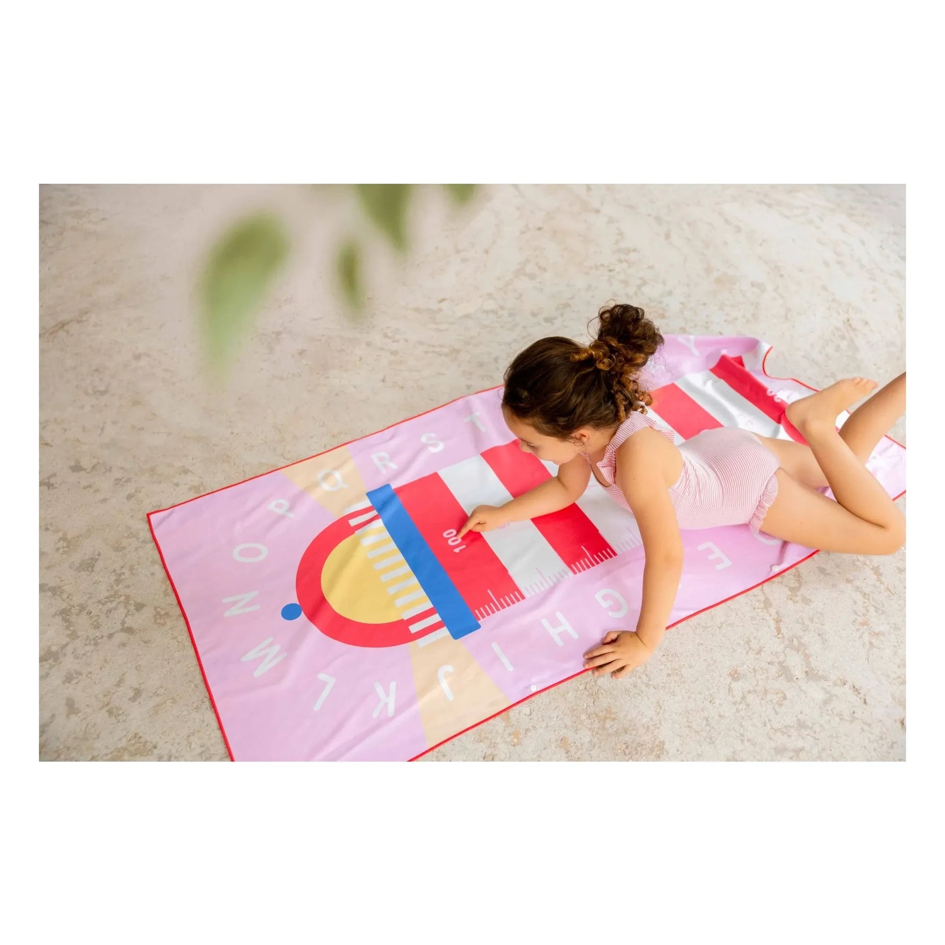 Quut - Phare Cœurs microfiber beach towel | Pink