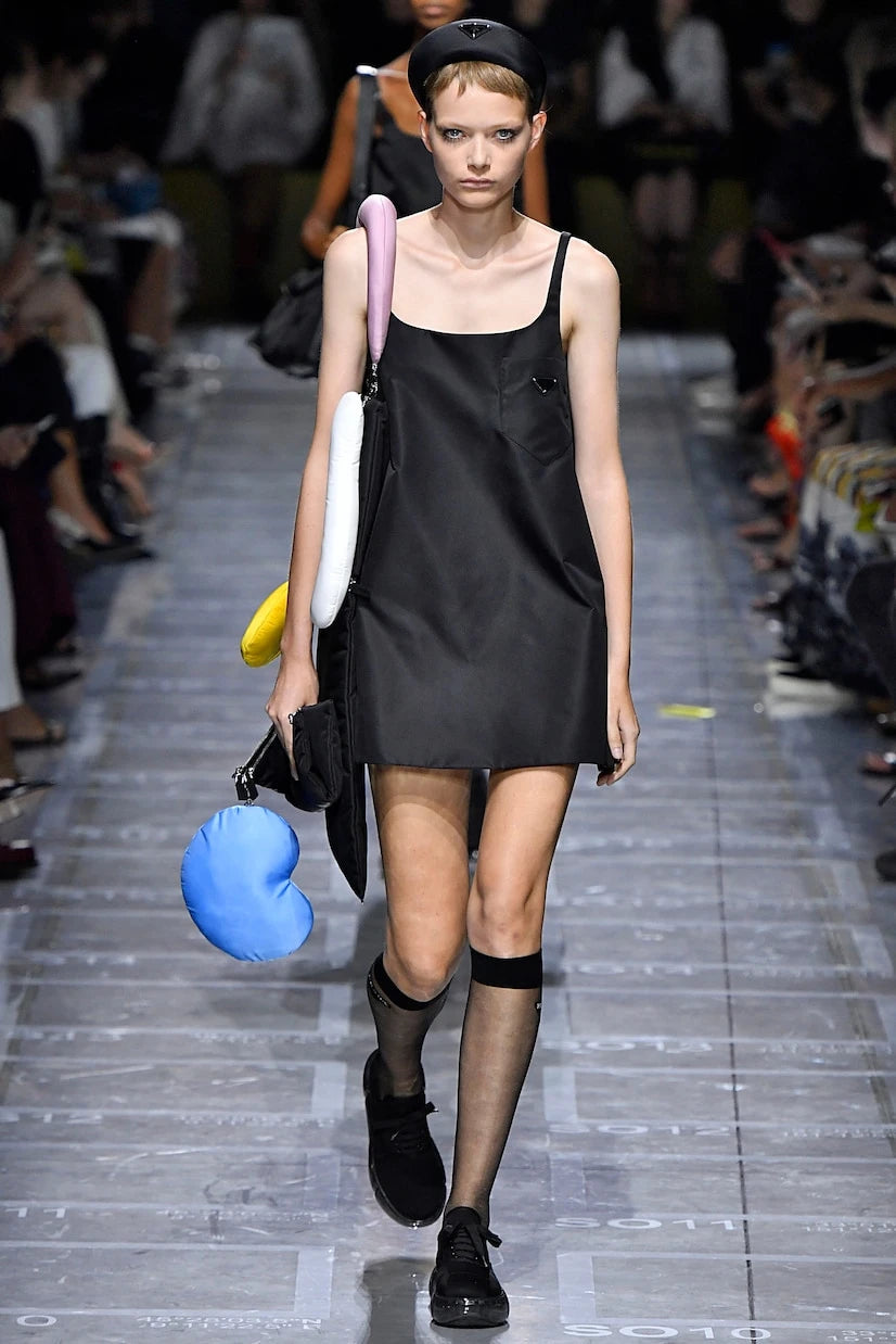 Prada - طوق رأس من الساتان مزين بالشعار