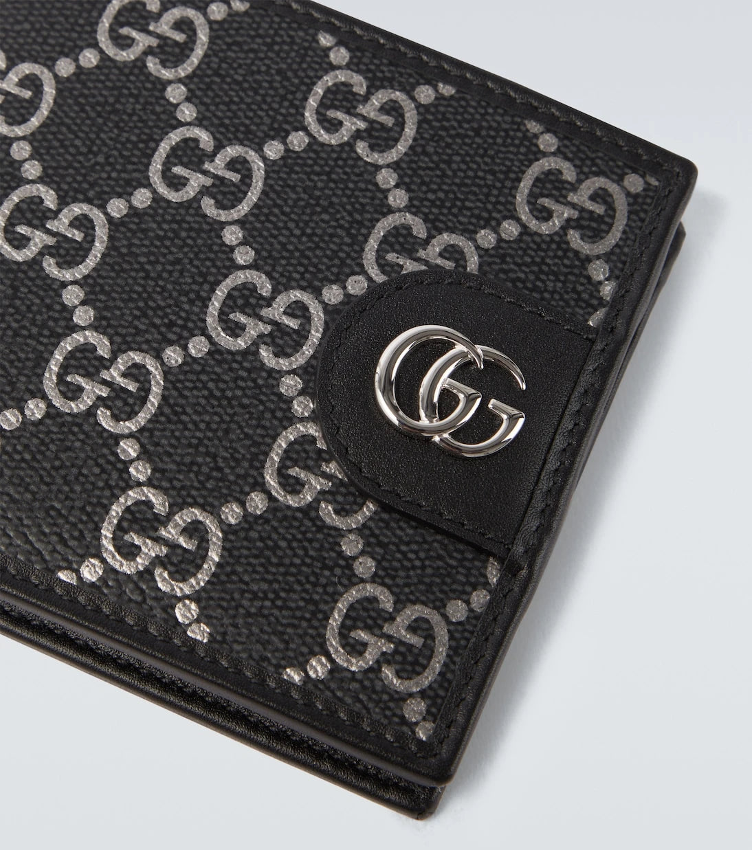 Gucci - محفظة ثنائية الطي مُزيّنة بجلد GG