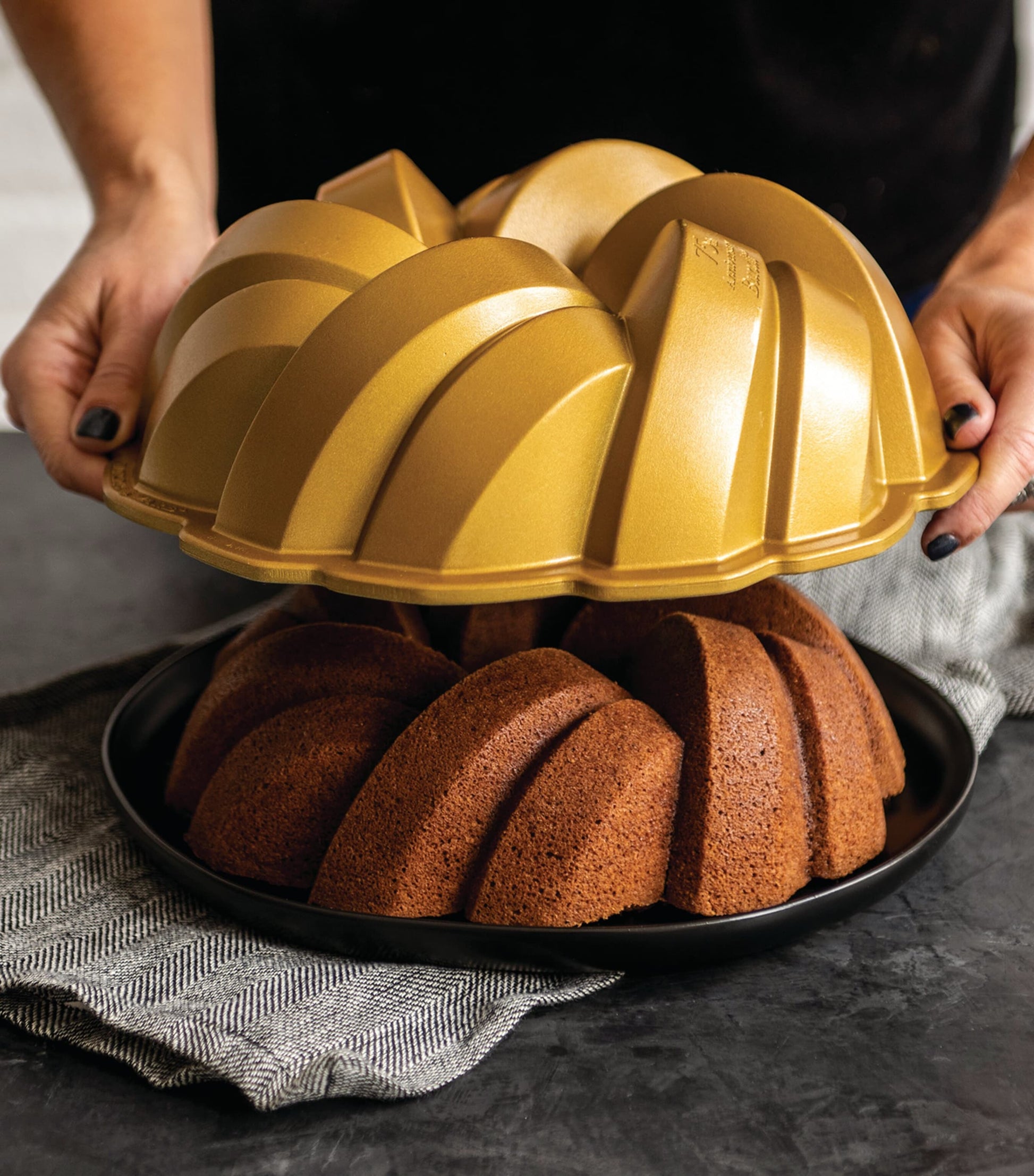 Nordic Ware 75th Anniversary Braided Bundt Pan (27cm)