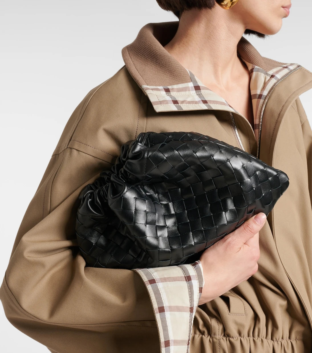 Bottega Veneta - حقيبة كلاتش من جلد إنترشاتو مع كيس حماية