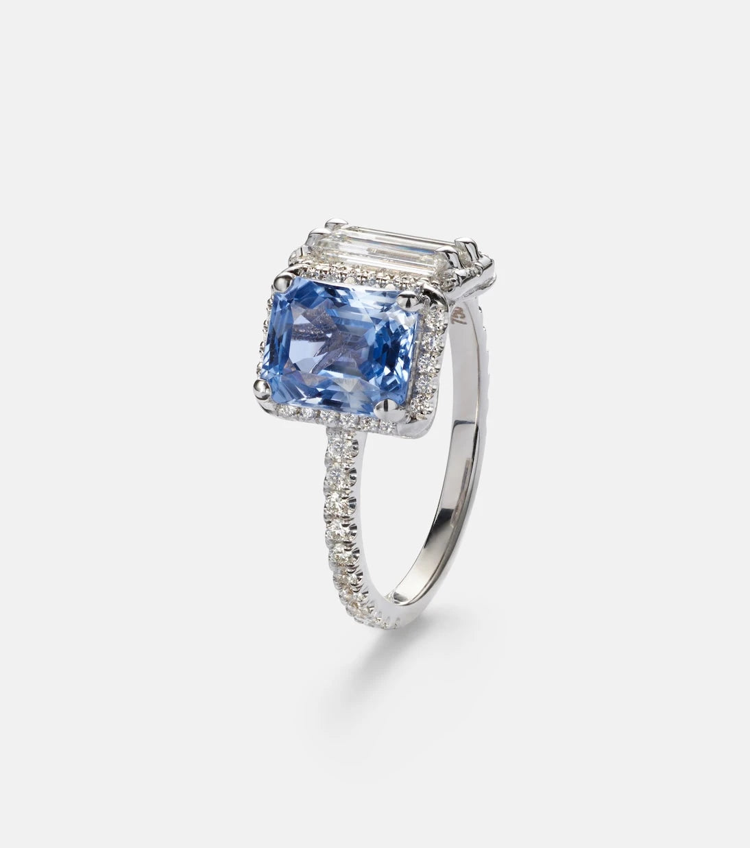 Suzanne Kalan - 18kt white gold ring with diamonds and sapphire