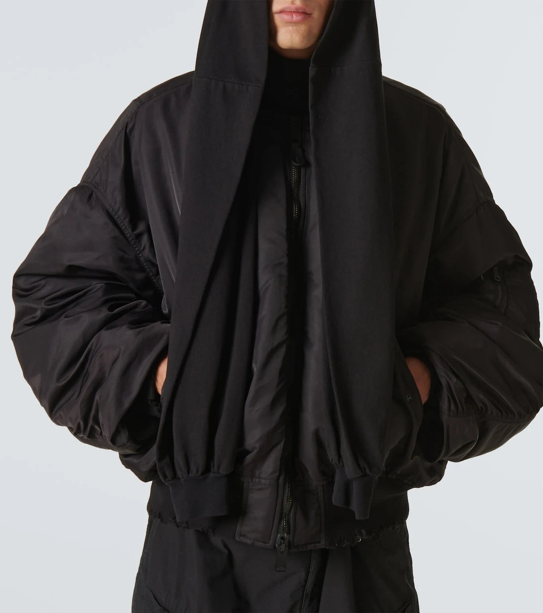 Balenciaga - جاكيت بومبر بقبعة مخفية