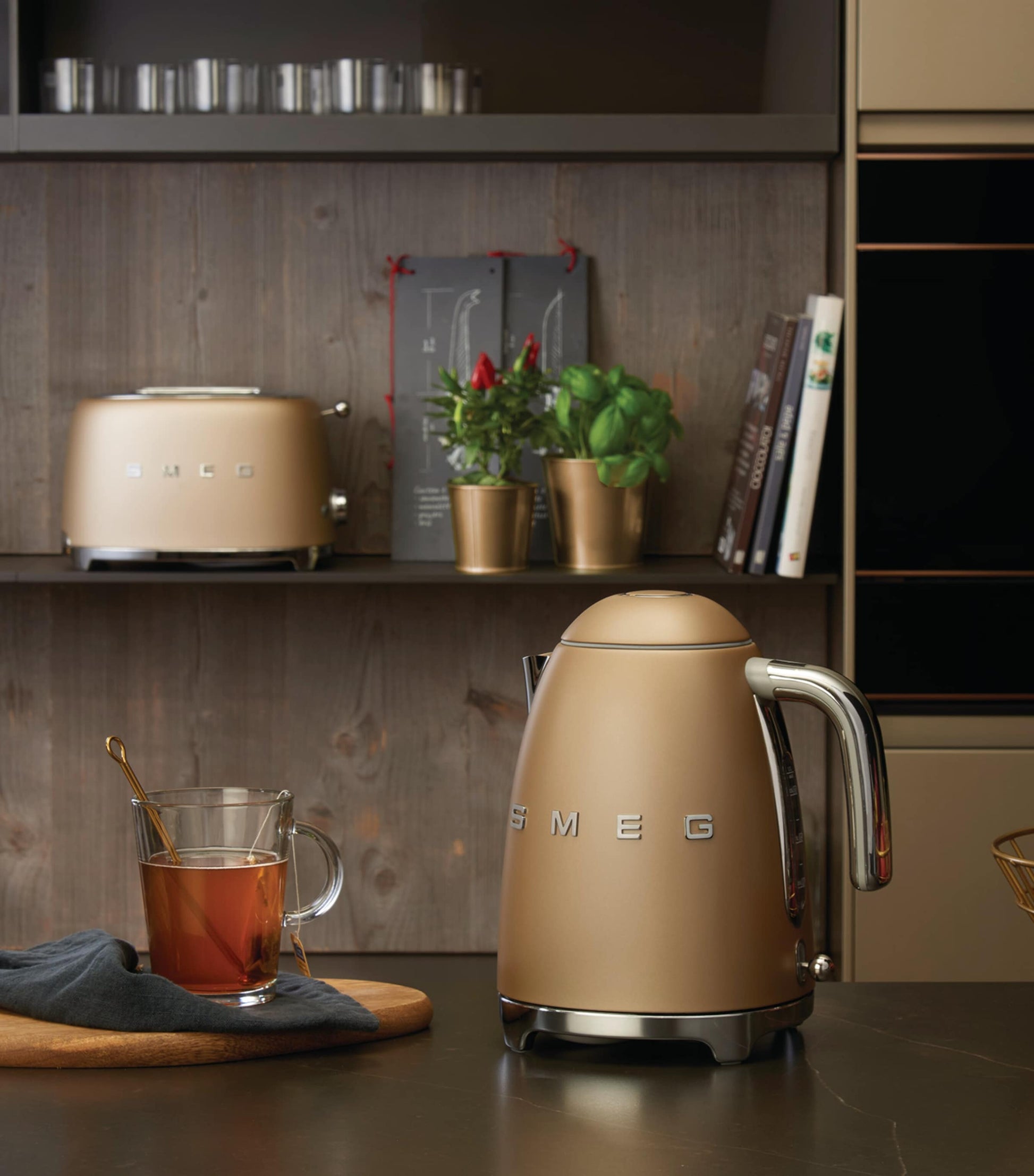 Smeg '50s Style Kettle - Matte Champagne (1.7L)