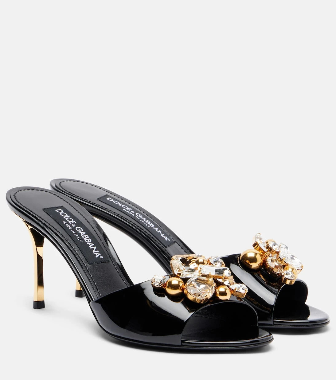 Dolce&Gabbana - حذاء مفتوح بكعب عالٍ من الجلد اللامع ومزين بحُليّ