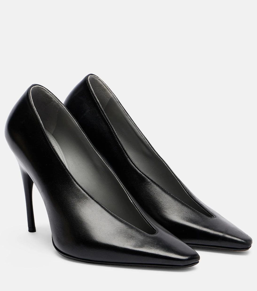 Balenciaga - حذاء بكعب عالٍ من جلد الدوشيس