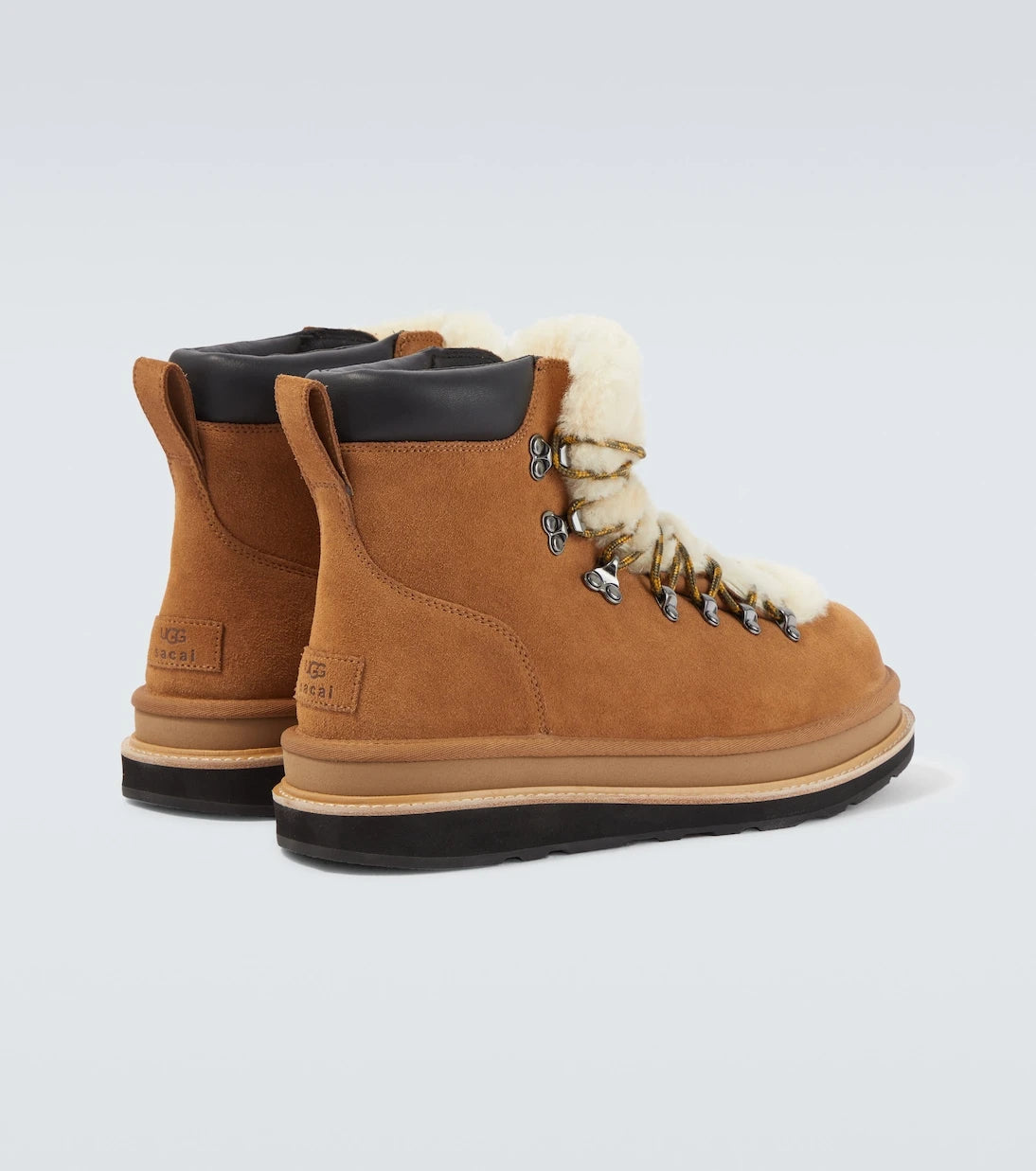 Sacai - حذاء هايكنج من جلد الشامواه وشيرلينج بالتعاون مع UGG