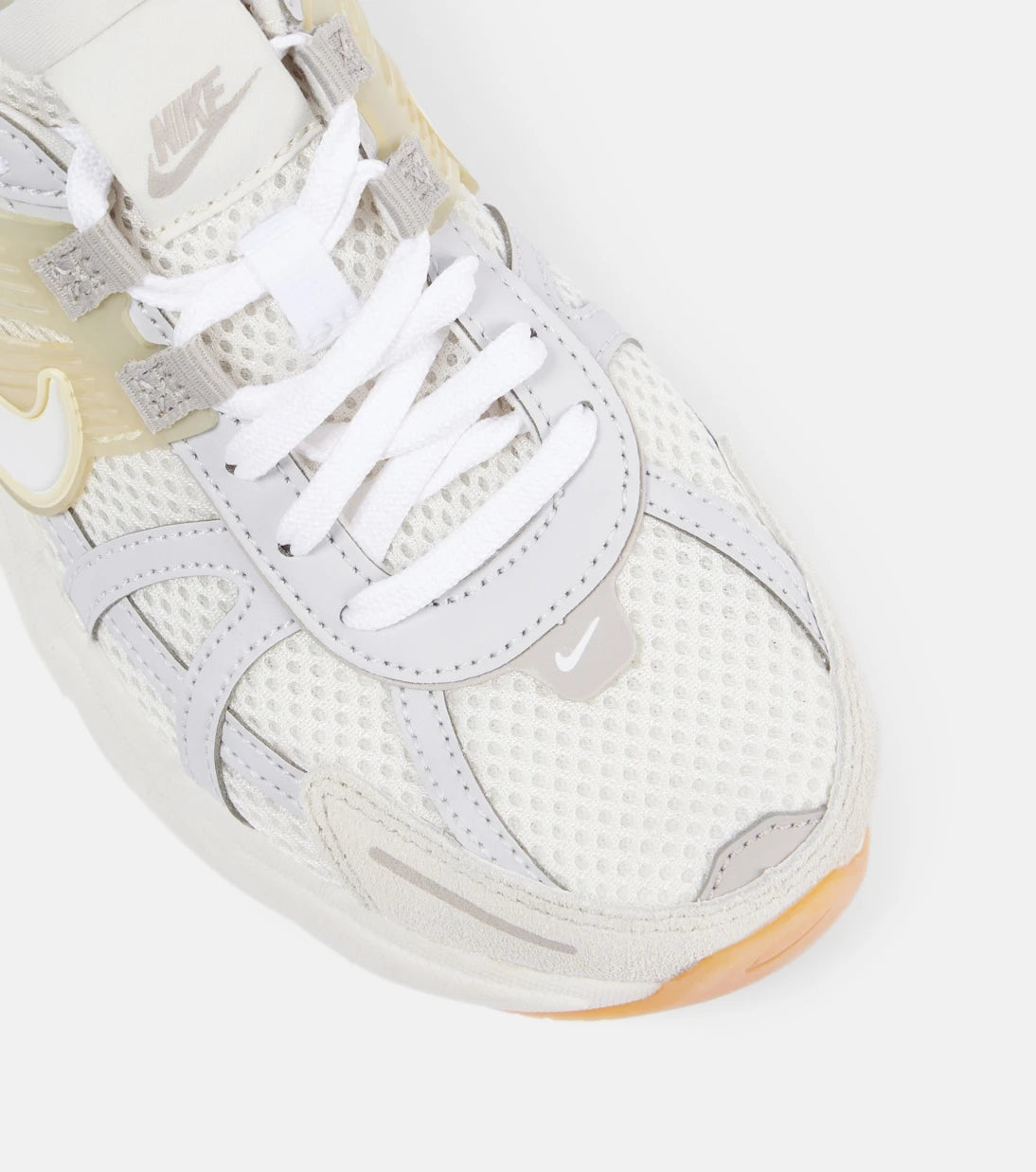 Nike - حذاء رياضي V2K Run مزين بالجلد