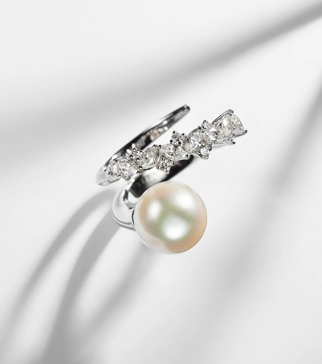 Yeprem - Pearlescent 18kt white gold ring with diamonds and pearl