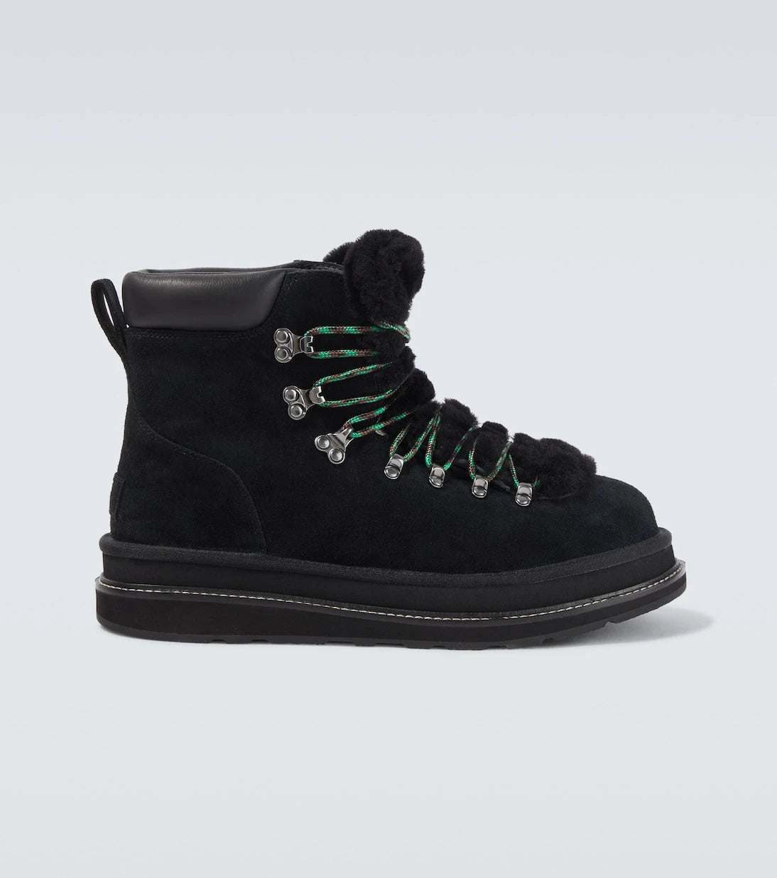 Sacai - حذاء هايكنج من جلد الشامواه وشيرلينج بالتعاون مع UGG