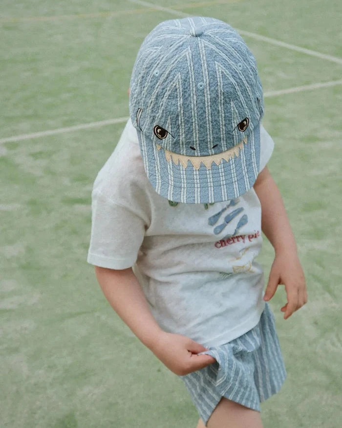 Konges Sløjd çocuklar için pamuklu siperlikli şapka ELLIOT SHARK CAP GOTS