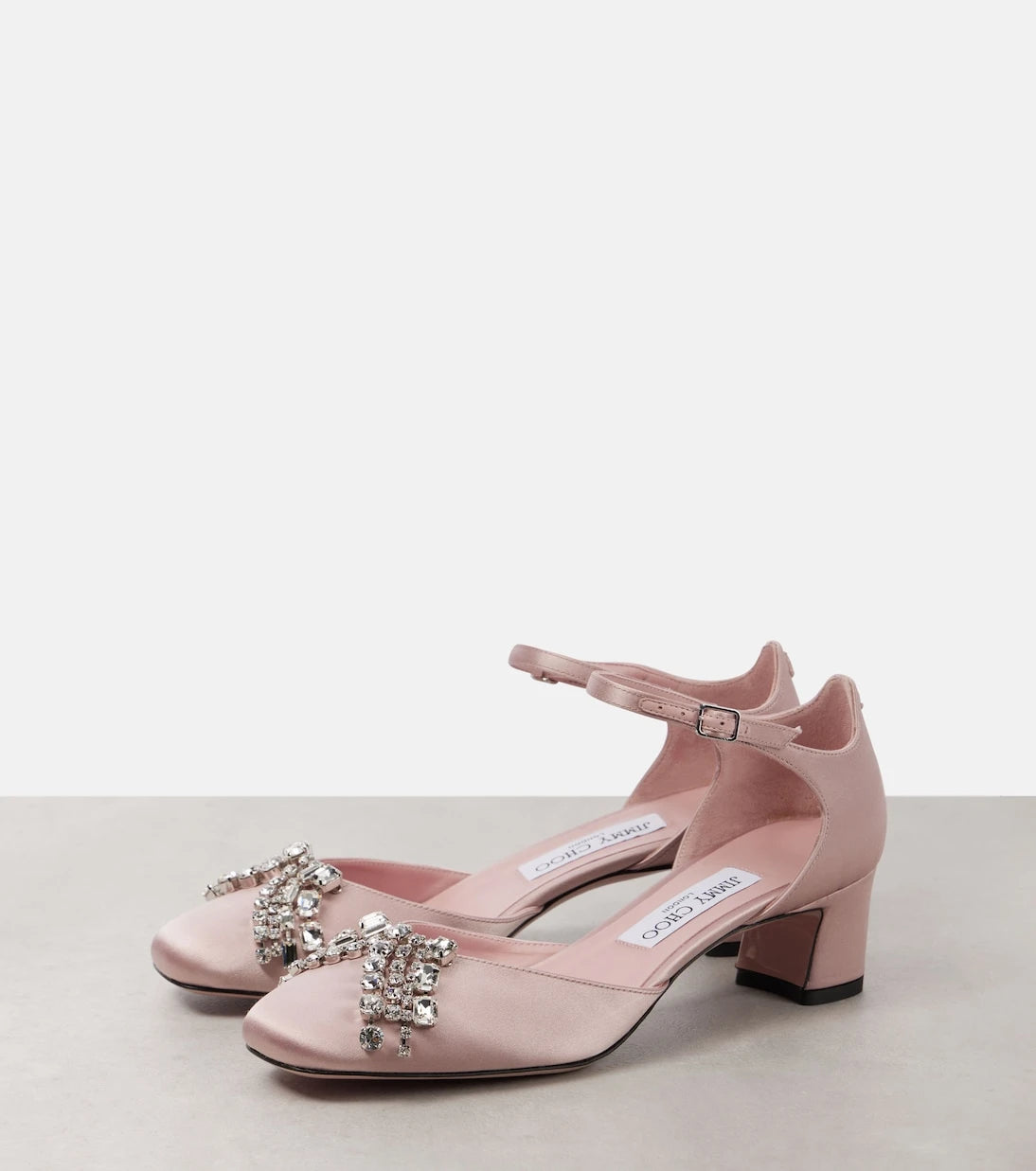 Jimmy Choo - حذاء فيريتي 45 من الساتان المزيّن بكعب عالٍ
