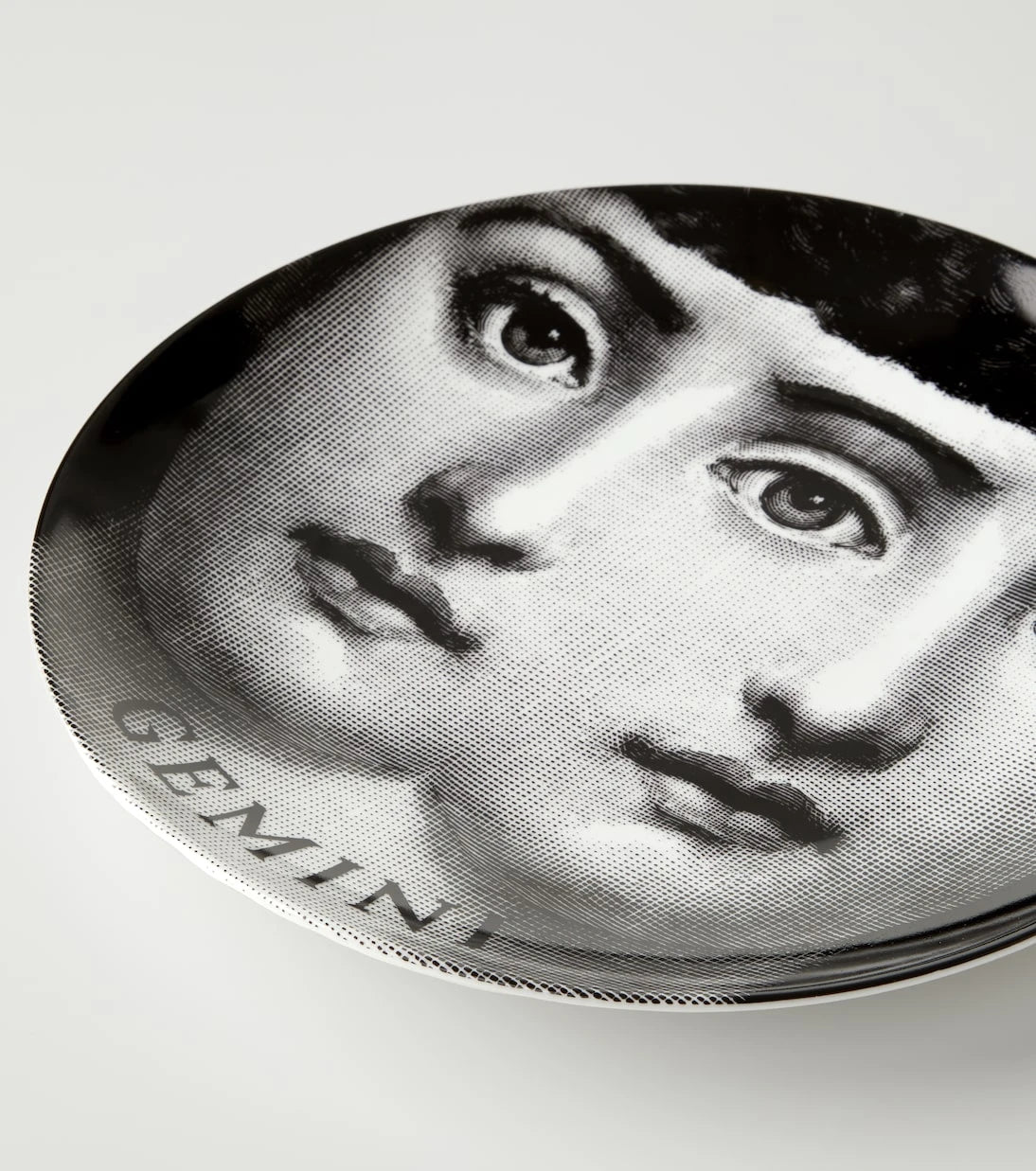 Fornasetti - صحن حائط بتصميم وجهي الجوزاء (Tema E Variazioni N.350)