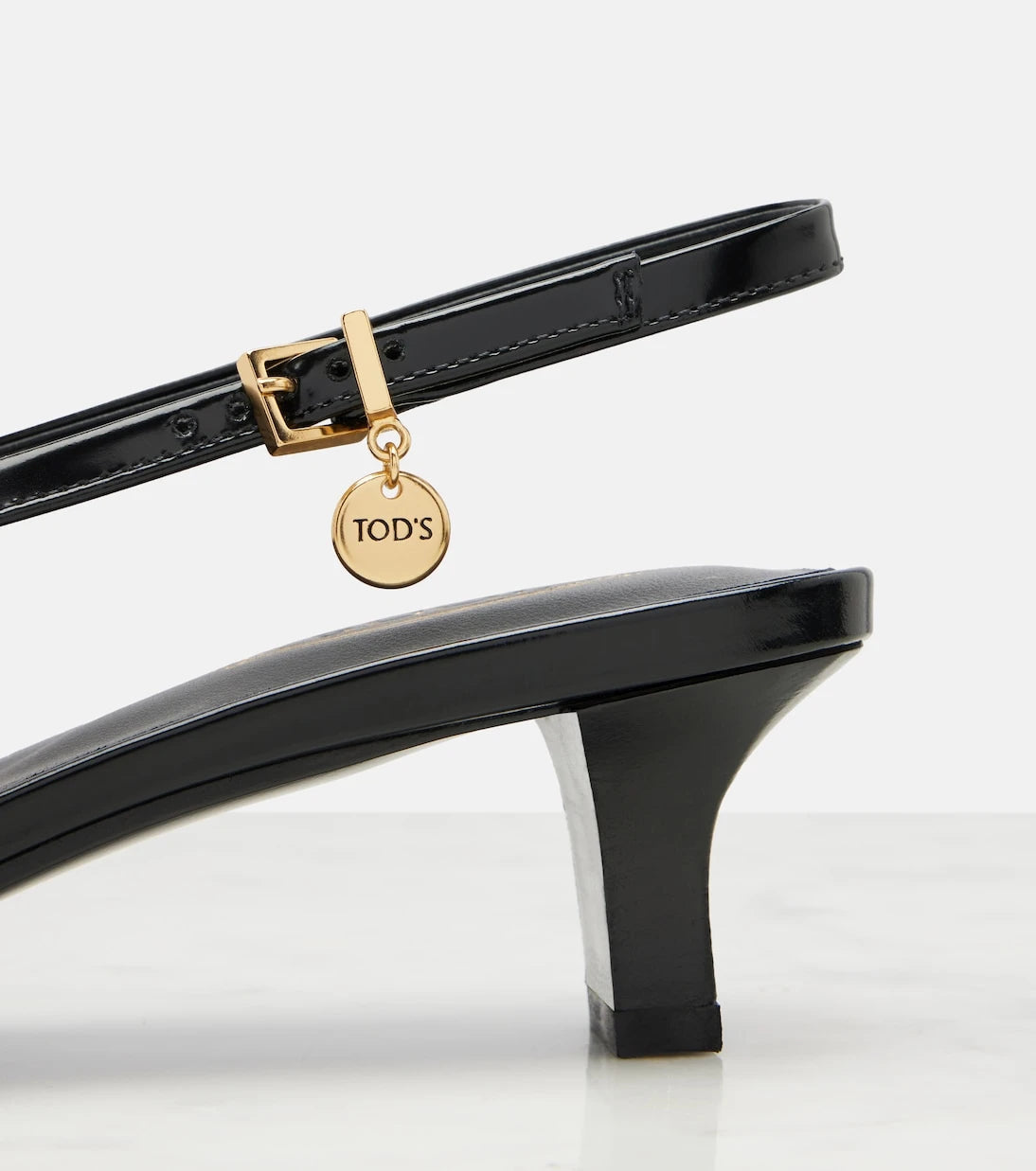 Tod's - حذاء "سلينغ باك" بكعب عالٍ من الجلد اللامع بنقشة التمساح