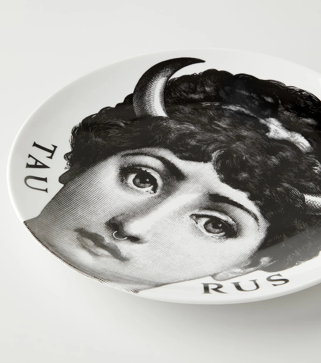 Fornasetti - صحن حائط بتصميم برج الثور رقم 349 من مجموعة Tema e Variazioni